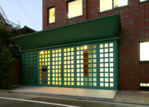 0701890002_錣山部屋_エントランス(夕景)